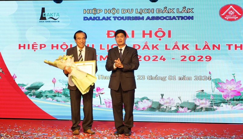 Ông Nguyễn Thiên Văn- Phó Chủ tịch UBND tỉnh trao Bằng khen cho Hiệp hội Du lịch tỉnh Đắk Lắk